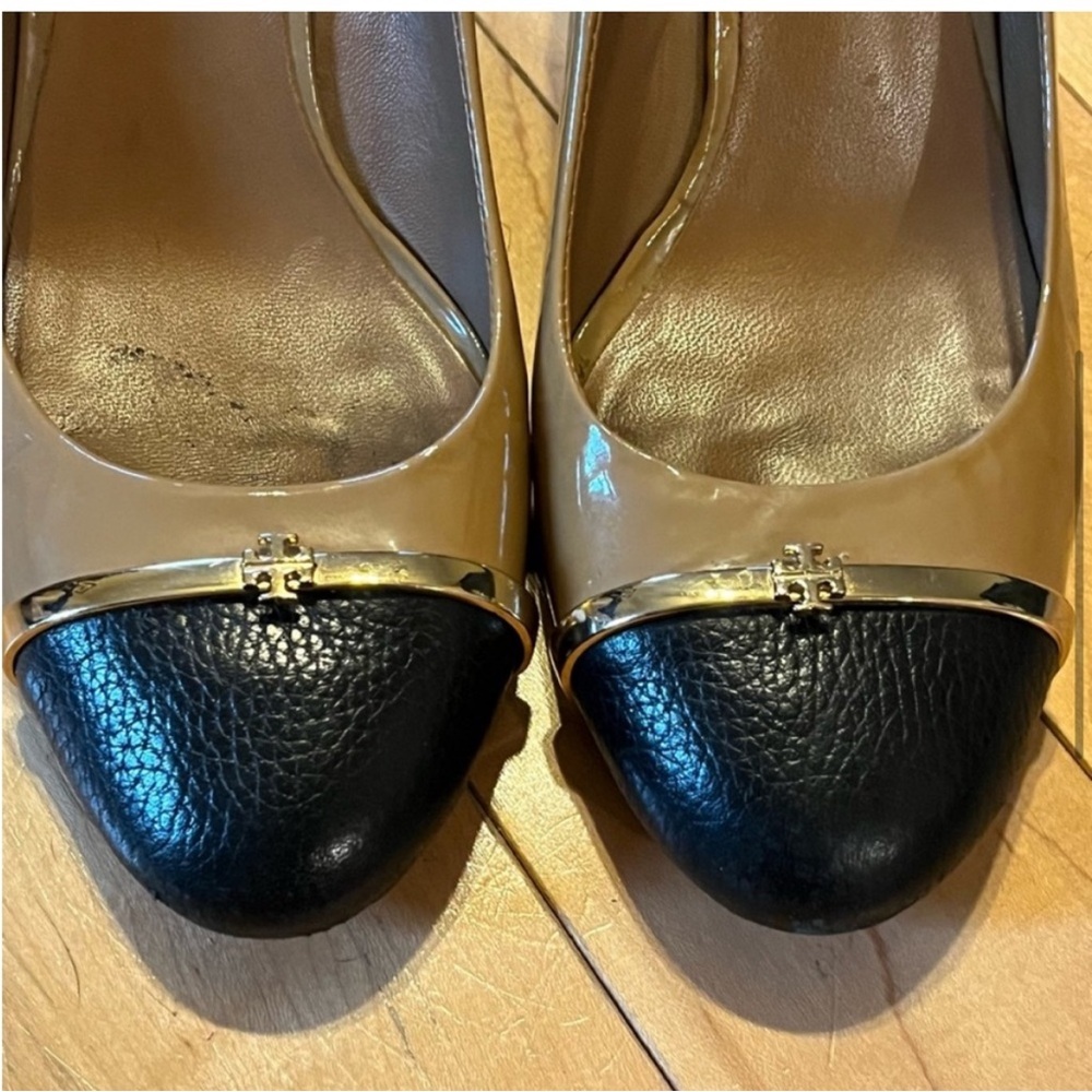 Tory Burch Cap Toe Tan and Black Color block pump heels with metal logo size ten - Picture 5 of 12